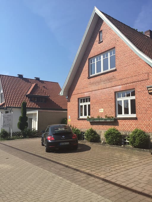 Hausansicht von der Straßenseite, mit den 3 Parkplätzen