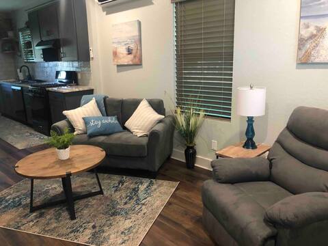 Cheerful 2 bedroom home with free WiFi