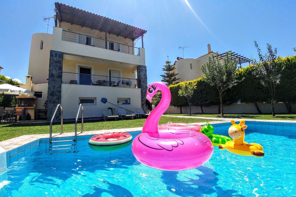 Overview of the villa, garden park and pool area!
