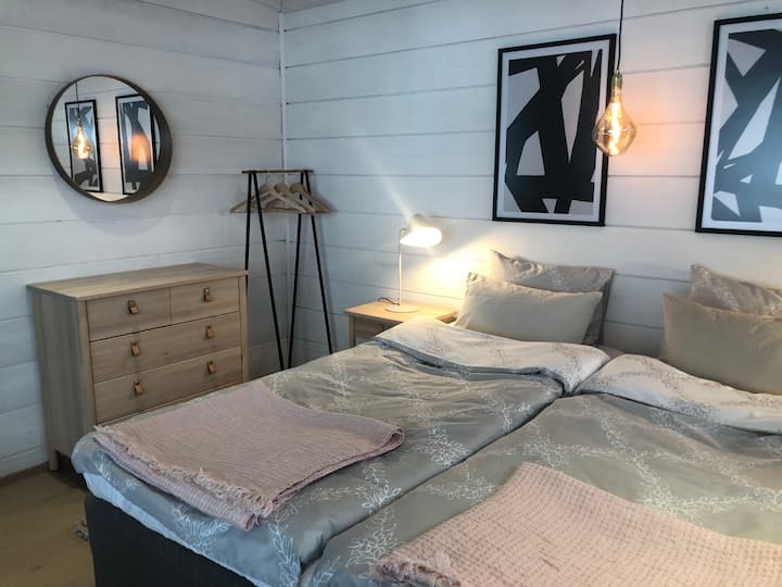 Dormitorio 2 en la cabaña principal. 2 camas de 90 cm de ancho, que pueden mantenerse juntas o separarse.