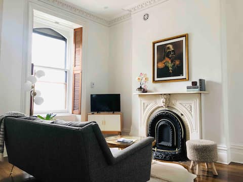 Modern Victorian Flat next to Atwater Metro