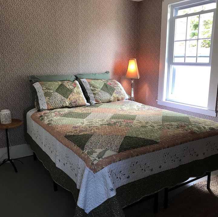 Vrtna soba - jedna od tri spavaće sobe na katu. Bračni krevet (160x200), ormar i komoda. Svaka spavaća soba ima ventilator.