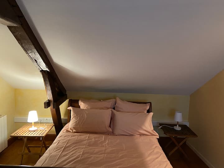 חדר שינה אחד 16 מ"ר 
140 ס"מ מיטה
עם מלתחה 
+ שולחן ושני כיסאות לארוחת בוקר 