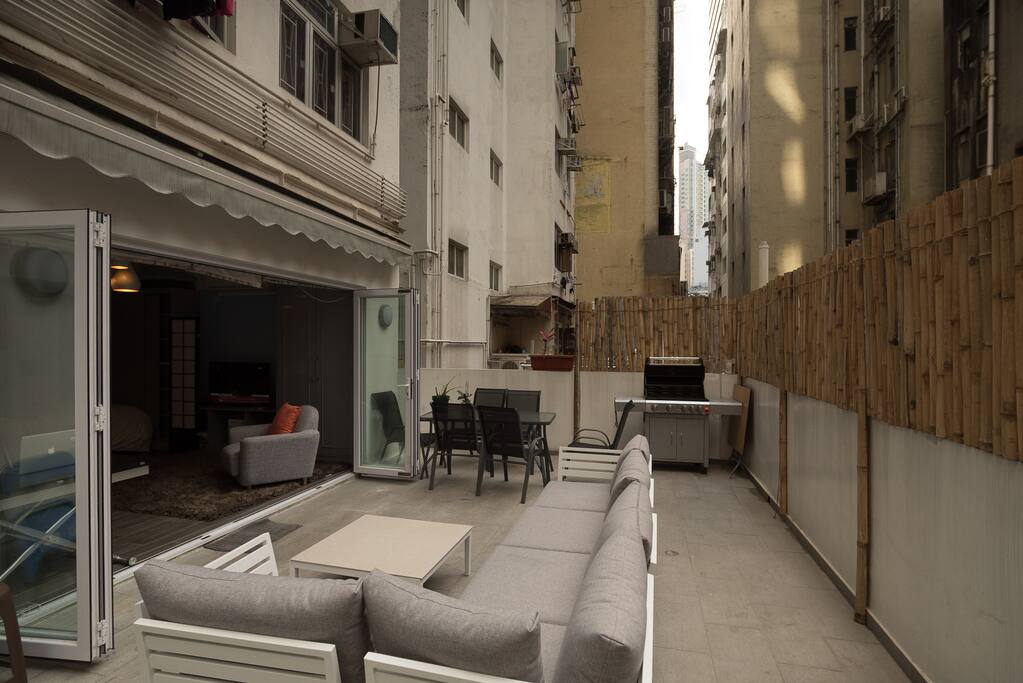 Fully retractable for al fresco lounging