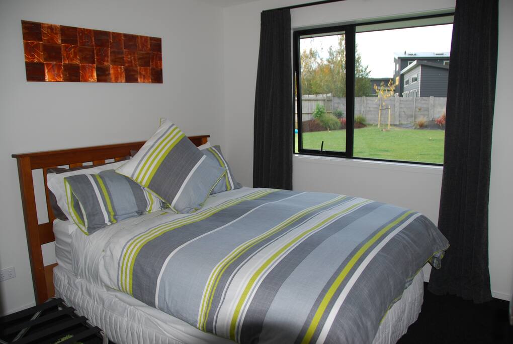 Room with Queen bed