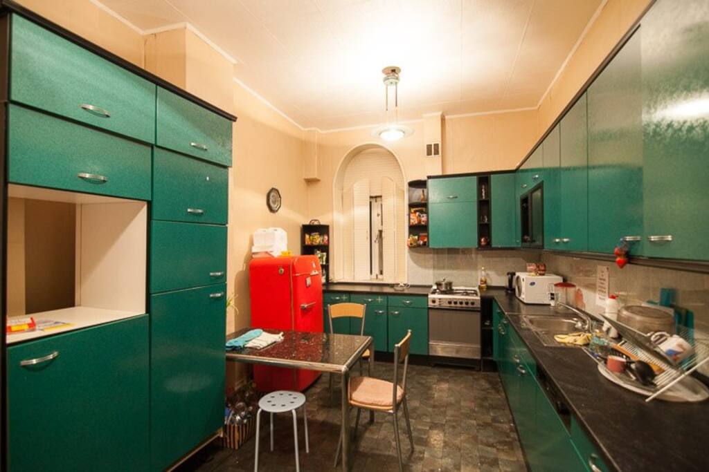 kitchen
dishwasher
plate
microwave
fridge
