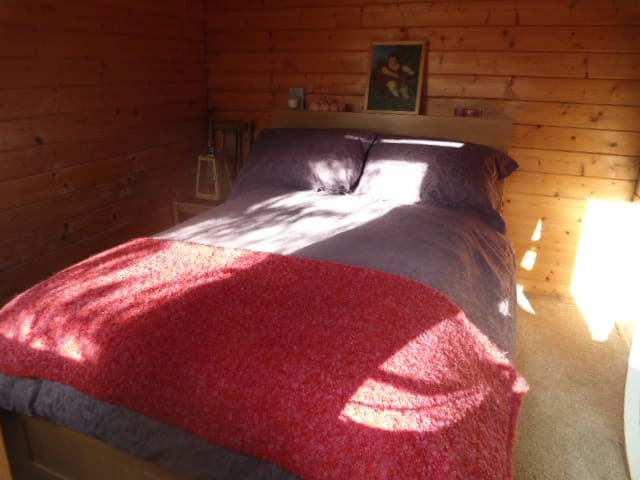 Garden Cabin with cosy double bed