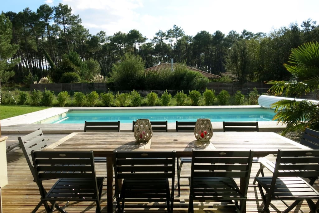 Terrasse avec vue sur la piscine et le jardin