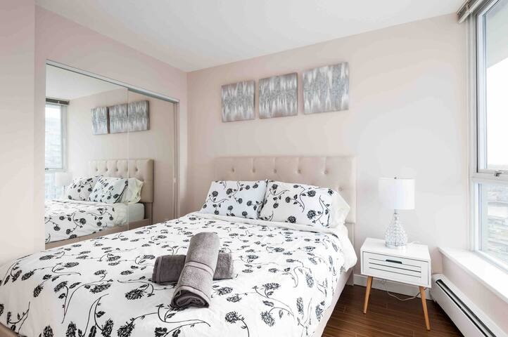 GORGEOUs Best Location, POOL and stunning views gallery image 5