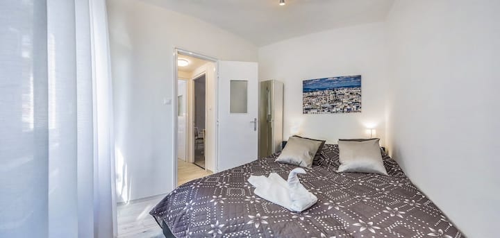 Acogedor y luminoso dormitorio pequeño con cómoda cama doble, ropa de cama limpia y toallas preparadas. Mobiliario limpio y moderno, ambiente tranquilo, ideal para una noche relajante.