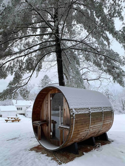 Farmhouse plus Guesthouse w Pool, Pond and Sauna!