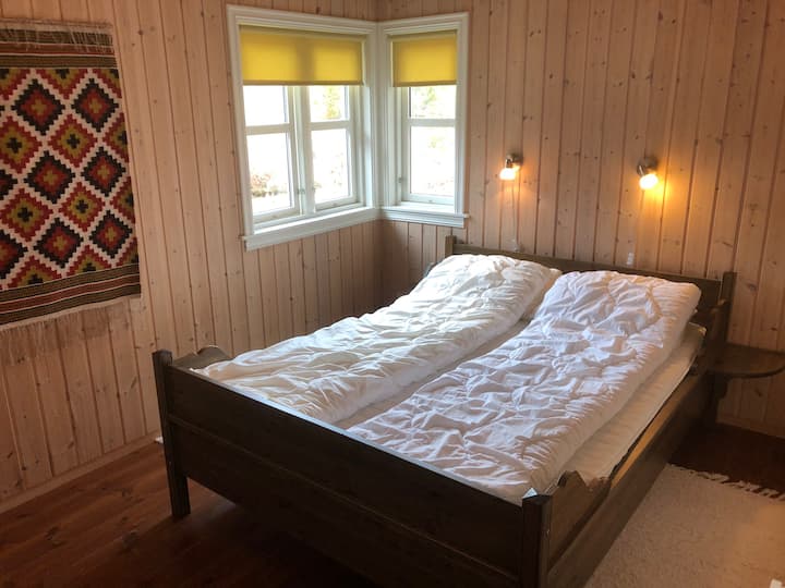 Soverom i hoveddelen av hytta med queen size seng (150x200).