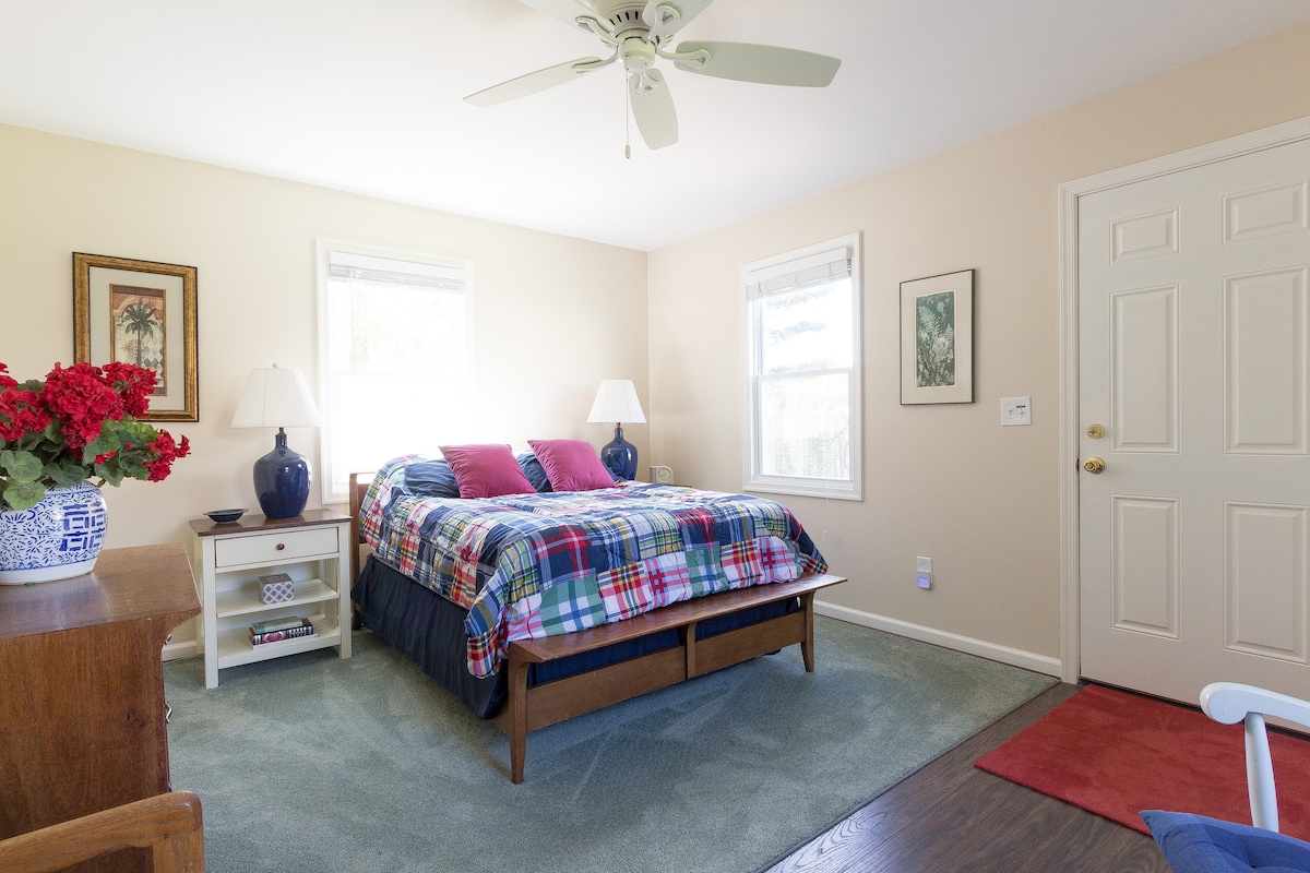 Prostrana spavaća soba s tri prozora i roletama za privatnost, komoda i veliki ormar. 