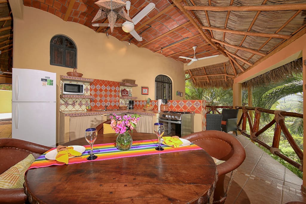 Fully equipped kitchen and dining area