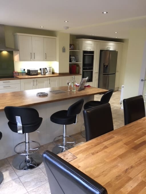 Large open kitchen / diner with 2 single ovens / American Fridge Freezer / dishwasher / induction hob.