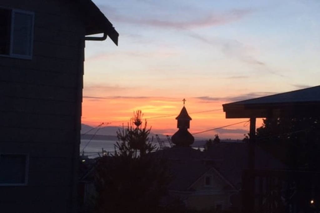 Enjoy spectacular sunsets from our house, or get a better look at the 12th street viewpoint just 2 blocks away