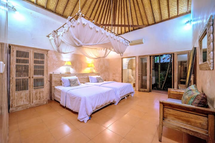 главната спалня при влизане. има и мини балкон.  -- можете да добавите допълнително двойно легло за допълнителни членове на семейството или приятели.   все още има много място, където да се придвижвате и да не влизате в помещението на никого