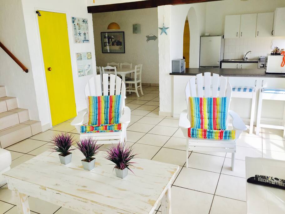 Lounge with view over the ocean with a perfect holiday feeling..