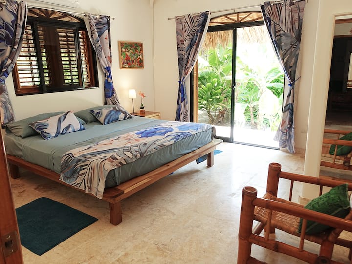 Bedroom/habitacion / chambre N°1
Vista al jardín con aire acondicionado.