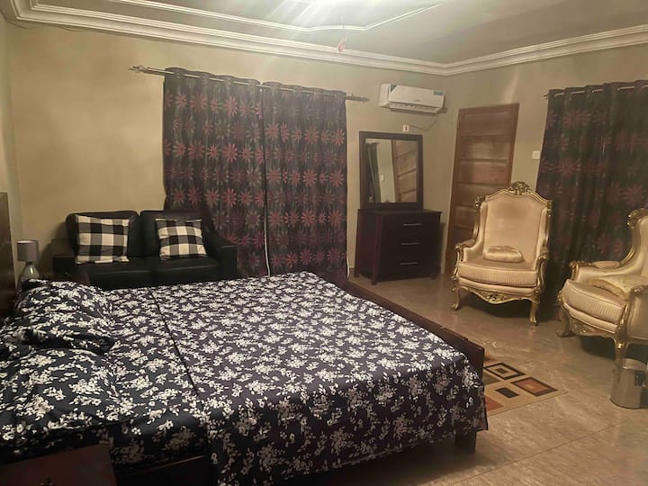 3 Bed Apartment In With Light/solar And Water. - Freetown