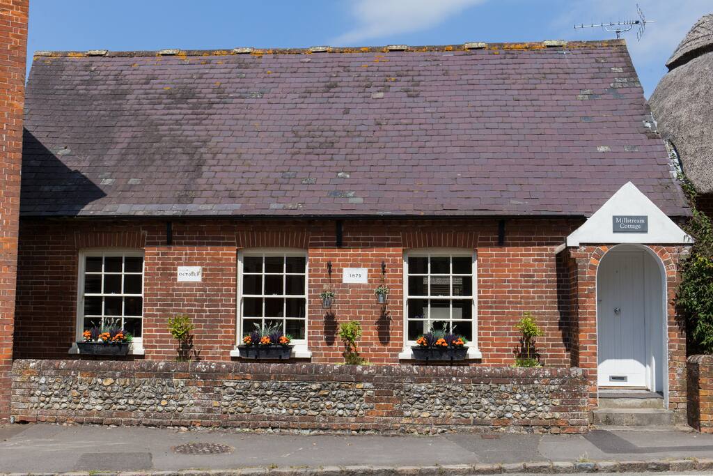 GRADE II LISTED COTTAGE renovated to LUXURY standards in heart of Old Bosham.