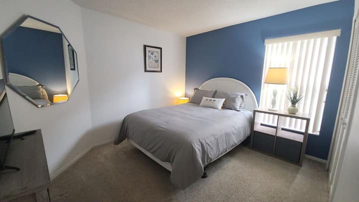 Kitanda cha malkia na TV 