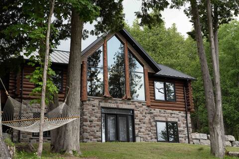 Moira River House/cottage /waterfront/hot tub/