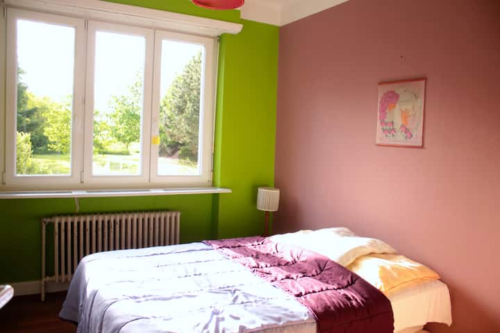 1 ° camera da letto che si affaccia sul giardino