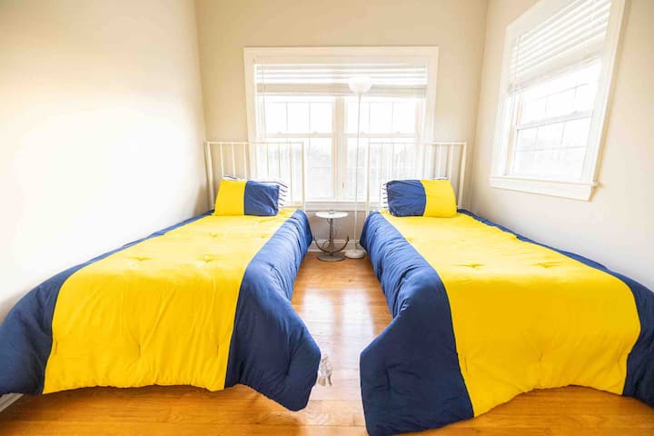 Dormitorio en el tercer piso con dos camas individuales y armario grande