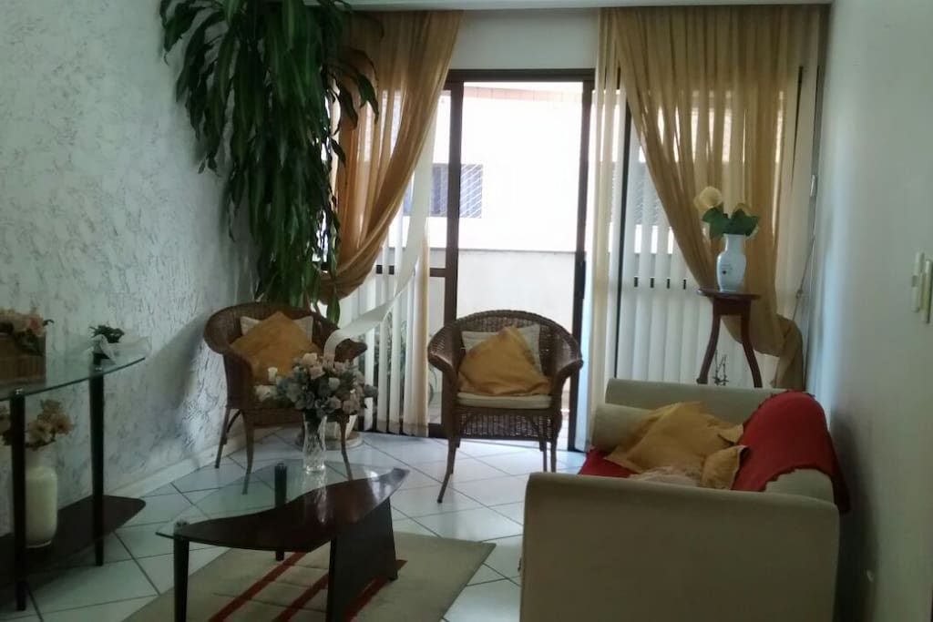 Sala de estar (de dia) integrada com sala de jantar.