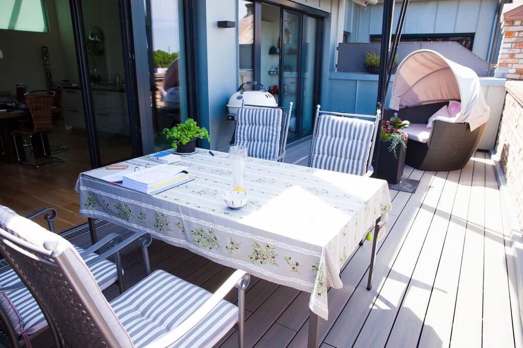 Große Dachterrasse mit Markise