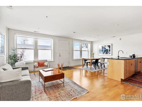 Top performing Airbnb: Modern Tiny Home-walk to trails, CU & downtown in Central Boulder University Hill
