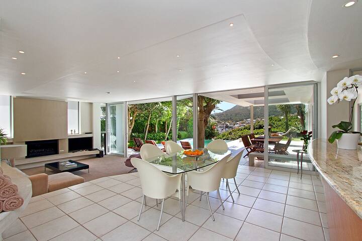 3 Bed close to Camps Bay beach, pool, garden gallery image 4