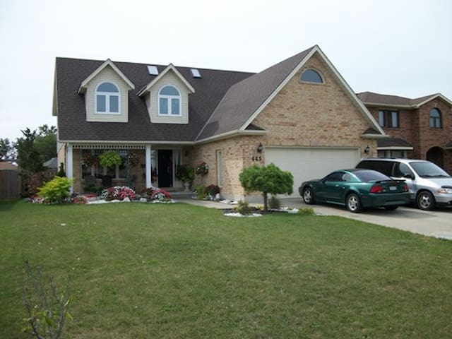 Modern home in quiet neighbourhood