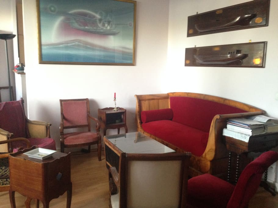 Le salon, chaleureux et accueillant.