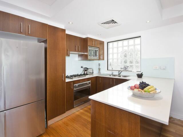 Sunny townhouse apartment gallery image 3