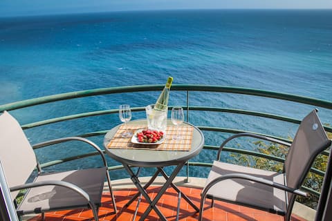 Popular Airbnb listing: Stunning Ocean View Apartment in Câmara De Lobos