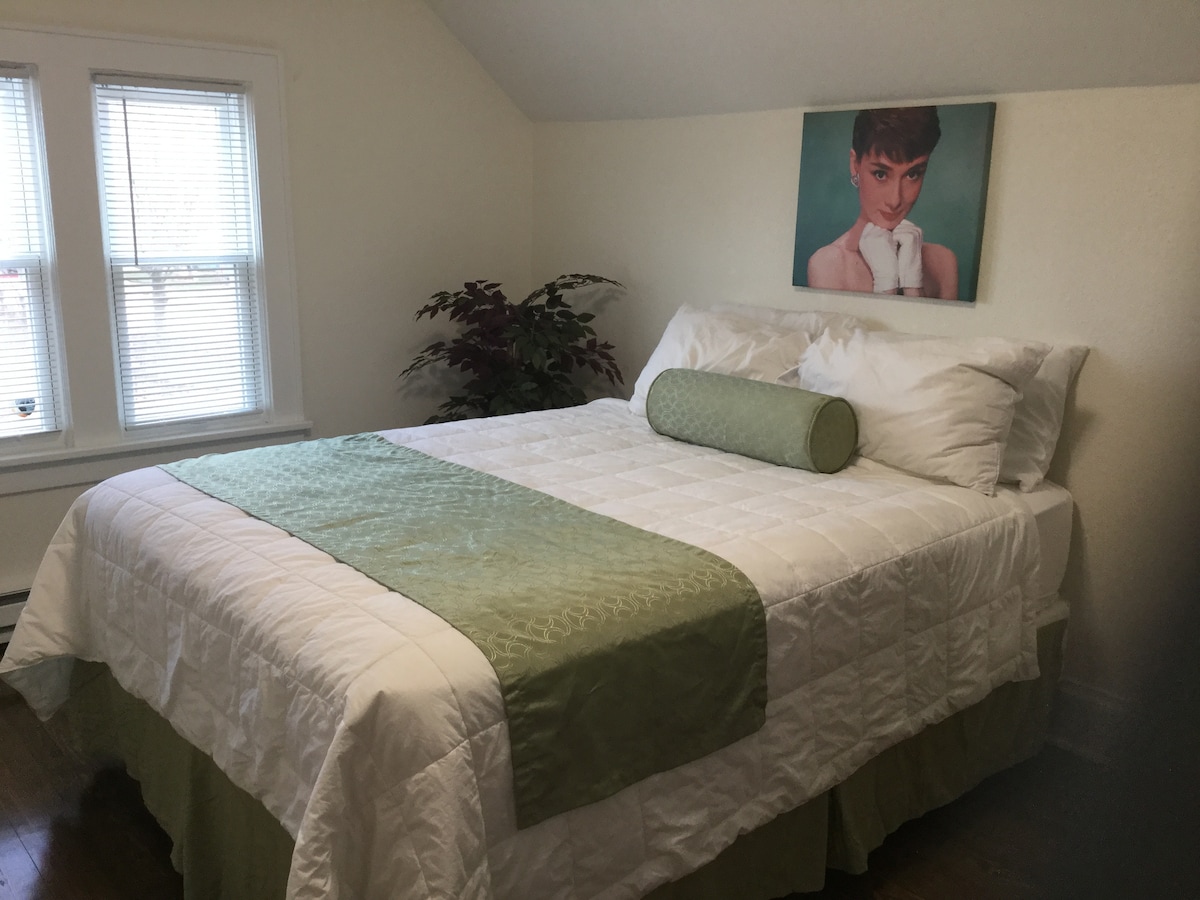 ห้องนอนมีสุดยอดประสบการณ์การนอนหลับ เตียงควีนไซส์หรูหราคู่พร้อมตัวรองรับเอวเป็นพิเศษเครื่องนอนใหม่ที่คมชัดและหมอนนอนสบาย