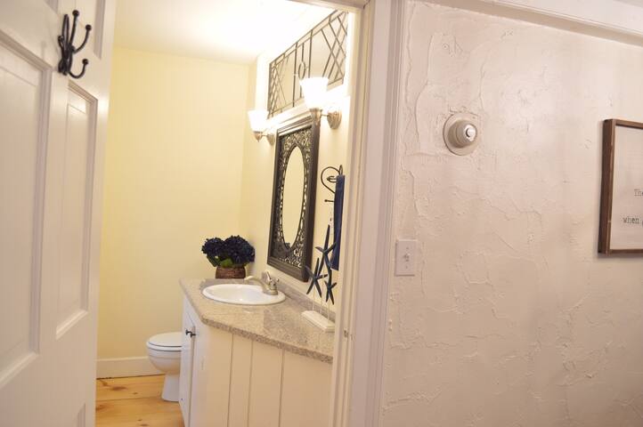 Spacious Home in the Heart of Downtown Newport gallery image 5