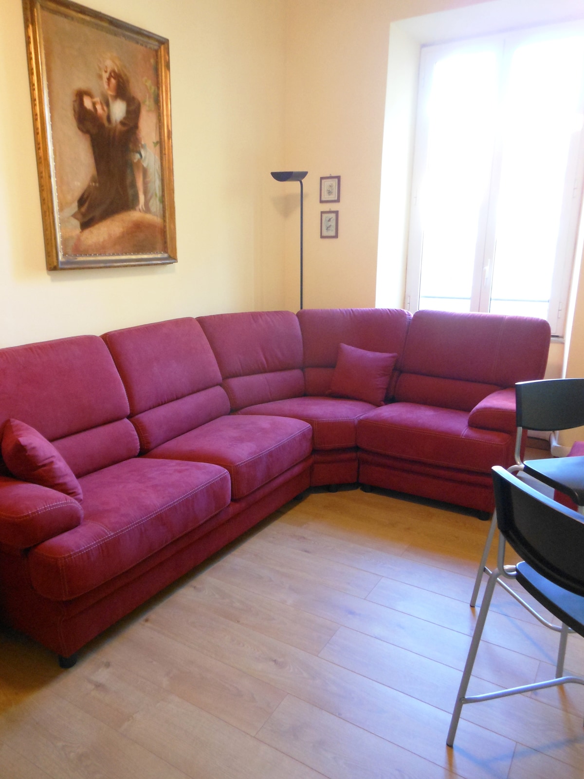 ห้องนั่งเล่นพร้อมเตียงโซฟา