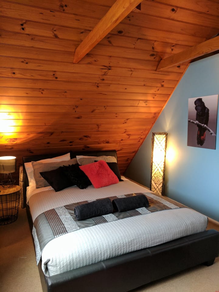 Black Cockatoo Room是小屋楼上宽敞的卧室，配有空调。