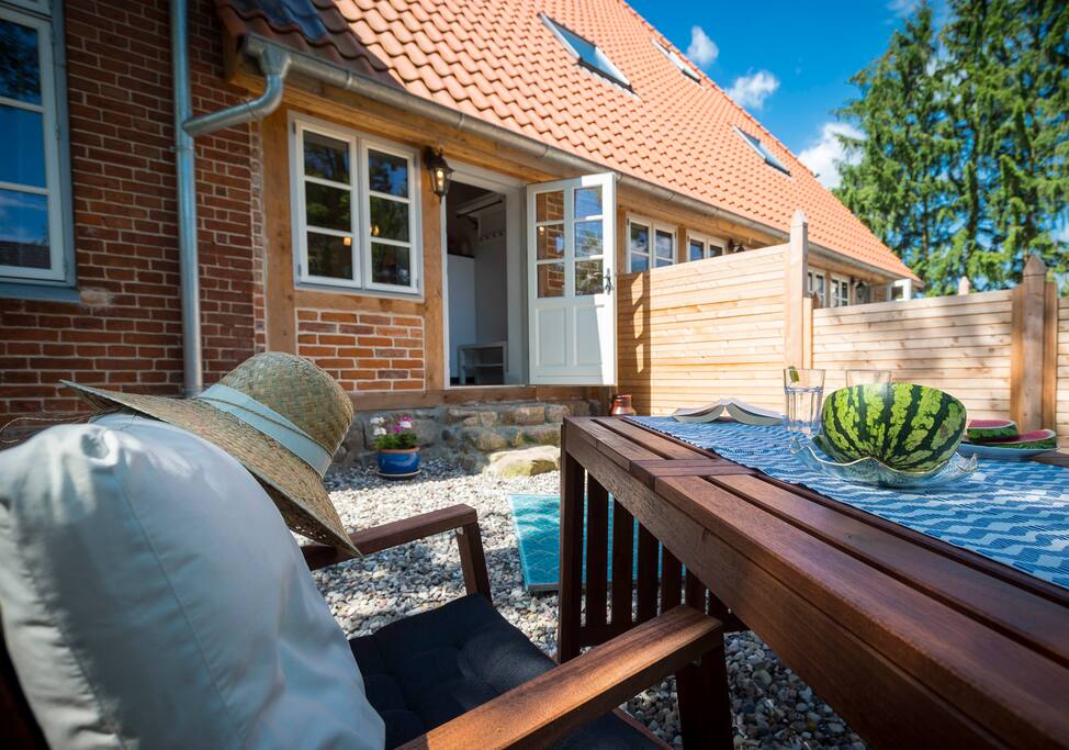 Die 32 qm² Terrasse lädt zum Entspannen ein