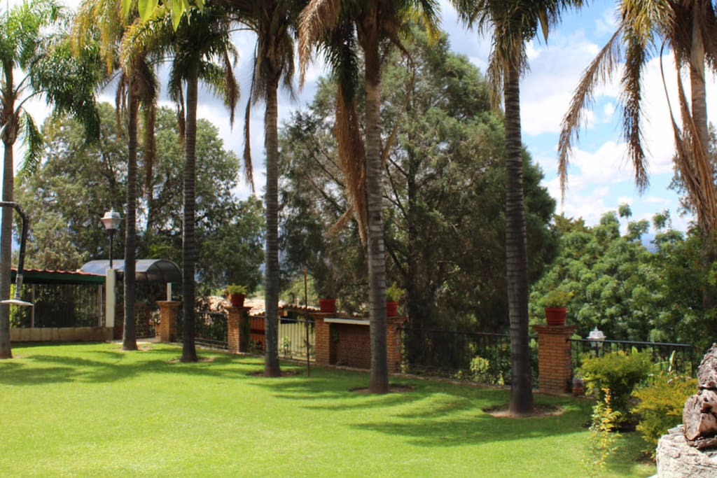 La propiedad tiene amplios jardines.
