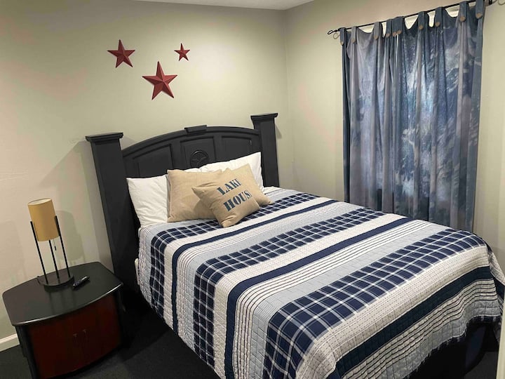 ¡Dormitorio 2 con una cama tamaño queen! Decoración estilo Texas.