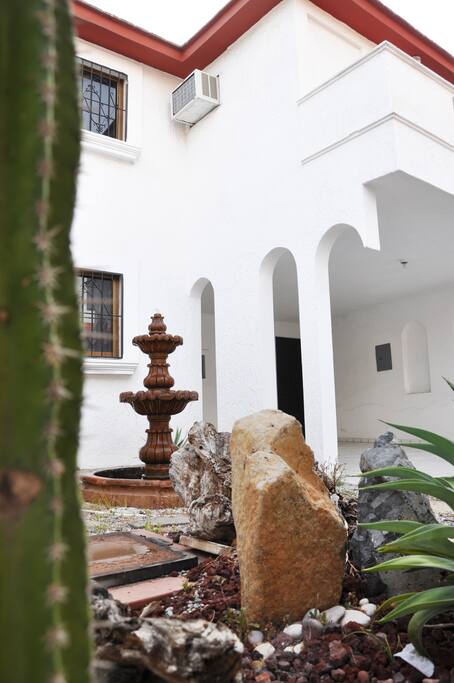 Casa de dos plantas con pequeño balcón en recamara secundaria.