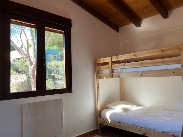 Ოთახი ორსართულიანი საწოლით 