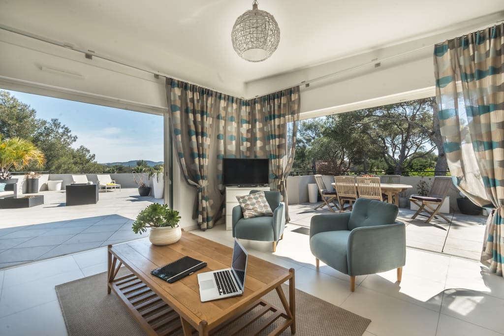 Salon avec accès terrasse