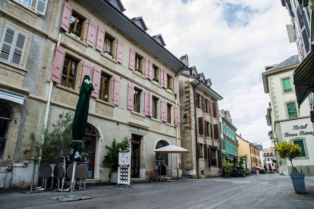 Our apartment is on the 1st floor of this beautiful old building, on a pedestrian street in the Old Town 75 meters from the lake!