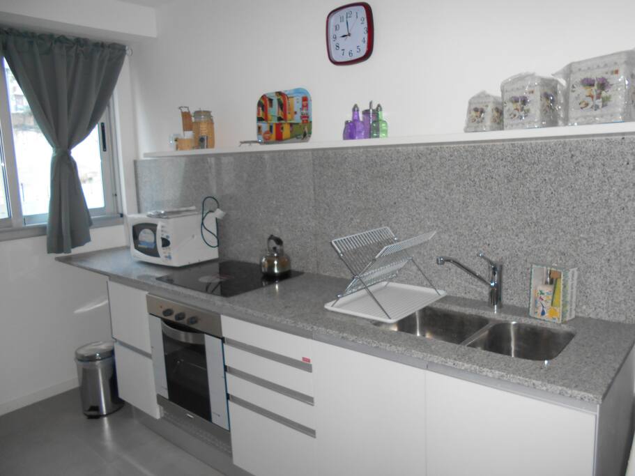Cocina eléctrica, horno eléctrico, microondas y toda la vajilla necesaria para 4 personas