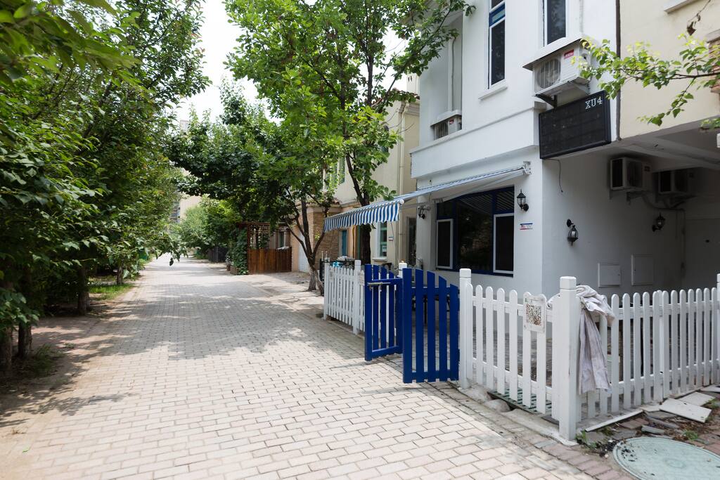 别墅北面门前街景